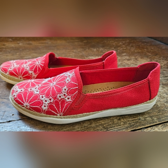Clarks Women's Elaina Harbor Cherry Red With White Floral Embroidery - Picture 4 of 9